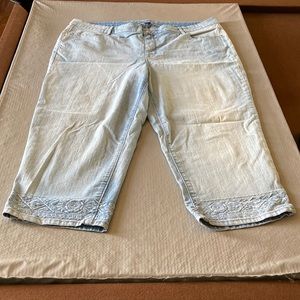 Light wash capris
